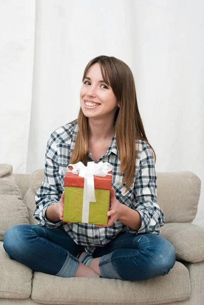 Žena s vánoční dárek — Stock fotografie
