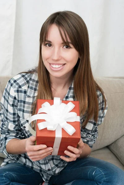 Donna con regalo di Natale — Foto Stock
