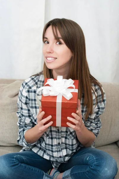 Frau mit Weihnachtsgeschenk — Stockfoto