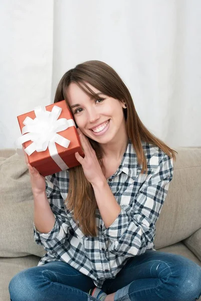 Frau mit Weihnachtsgeschenk — Stockfoto