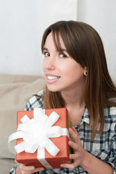 Donna con regalo di Natale — Foto Stock