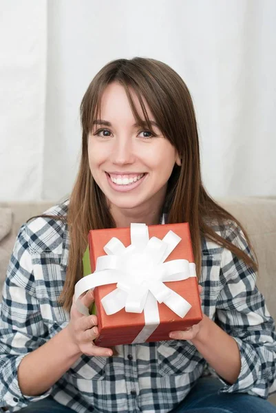 Kobieta z Boże Narodzenie prezent — Zdjęcie stockowe