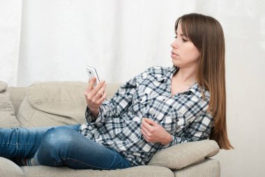 Onun akıllı telefon kullanan genç güzel kadın