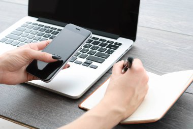 Laptop ahşap masada.