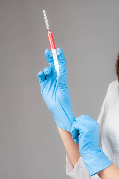 Медсестра тримає шприц в руці — стокове фото