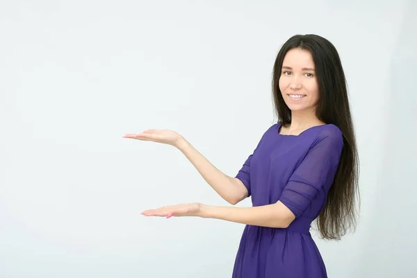 Hermosa joven de pie con la mano sobre fondo blanco —  Fotos de Stock