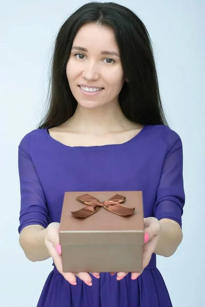 Vidám fiatal gyönyörű barna nő ajándék gazdaság — Stock Fotó