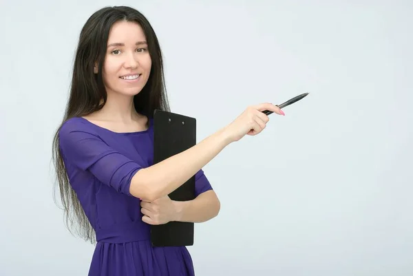 Hermosa joven de pie con la mano sobre fondo blanco — Foto de Stock