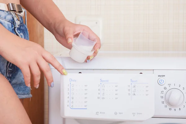 Primer plano de las niñas de mano de ajuste de la lavadora . — Foto de Stock