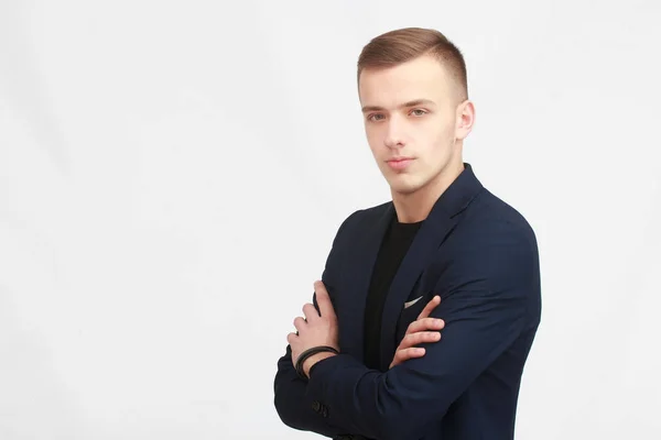 Um jovem de camisa a olhar para a câmara. Trabalhador de escritório . — Fotografia de Stock