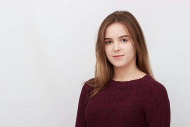 Kırmızı kazaklı genç bir çekici kadın portresi