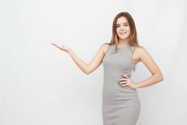 Gülümseyen kadın ürün ya da metin için kopyalama alanı ile avuç içini açıyor