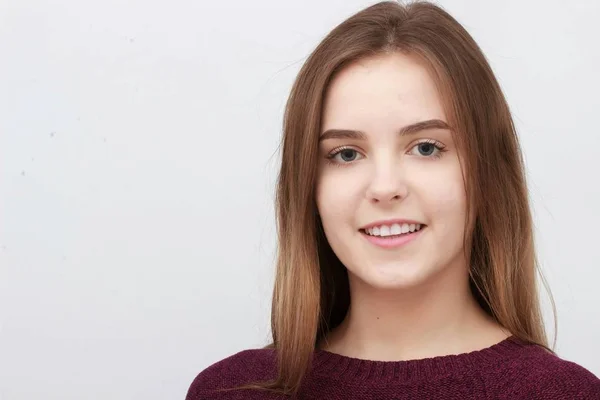 Retrato de una joven atractiva en jersey rojo — Foto de Stock