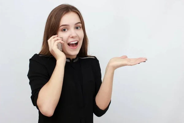 Молода бізнес-леді на мобільному телефоні ізольована на білому тлі — стокове фото