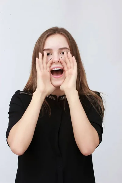 Hermosa joven gritando, aislada sobre un fondo blanco — Foto de Stock