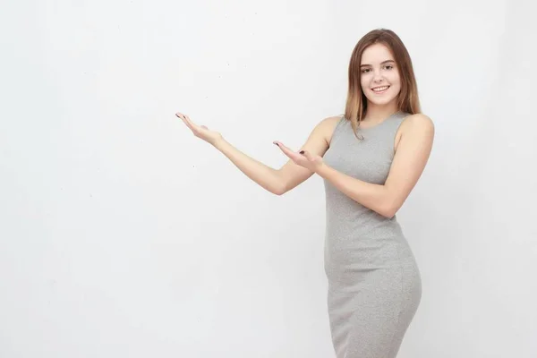 Mujer sonriente mostrando la palma de la mano abierta con espacio de copia para el producto o el texto —  Fotos de Stock