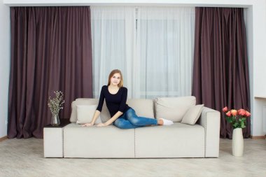 sevimli genç kız evde kanepede rahatlatıcı