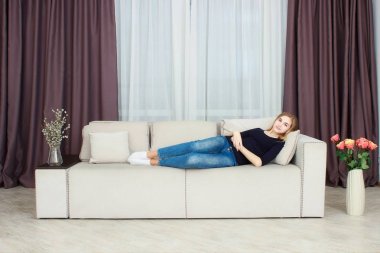 sevimli genç kız evde kanepede rahatlatıcı