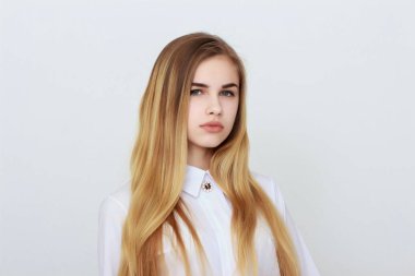 Kadın kılığında stüdyo portre kavramı