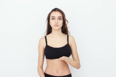 Güzel kız beyaz arka planda siyah top duygu gösterir