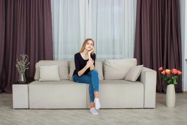 Niedliche junge Mädchen entspannen auf der Couch zu Hause — Stockfoto