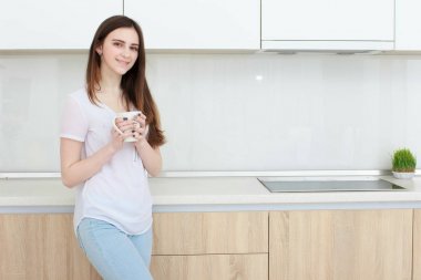 mutfakta kahve siyah hairdrinking olan kadın