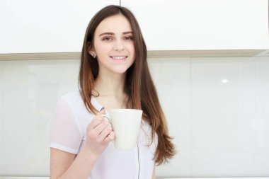 mutfakta kahve siyah hairdrinking olan kadın