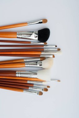 Beyaz arka plan üzerinde izole çeşitli makyaj fırçaları