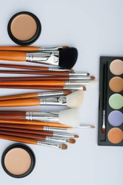 Makyaj fırçası ve kozmetik ürünleri, beyaz arka planda