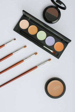 Makyaj fırçası ve kozmetik ürünleri, beyaz arka planda
