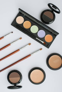 Makyaj fırçası ve kozmetik ürünleri, beyaz arka planda