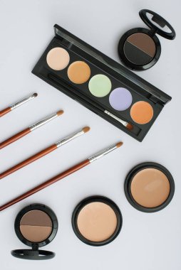 Makyaj fırçası ve kozmetik ürünleri, beyaz arka planda