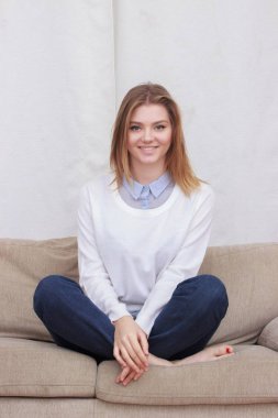 Neşeli ve mutlu gülümseyen kadın