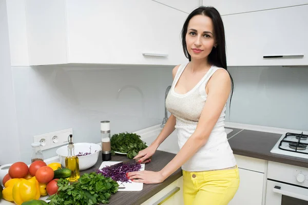 Jeune femme cuisine dans la cuisine. — Photo
