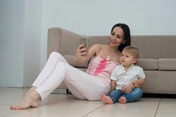 Madre y bebé tomando selfie — Foto de Stock