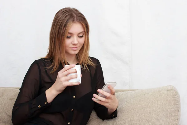 Young beautiful woman using her smartphone — Stock Photo, Image