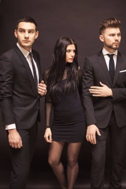 Güzel kadın ünlü korumaları ile