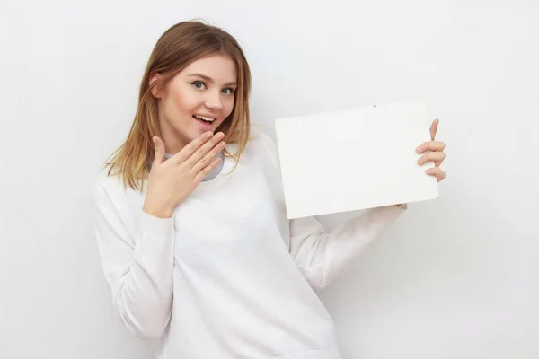 Jovem sorrindo mulher mostrar cartão em branco ou papel — Fotografia de Stock