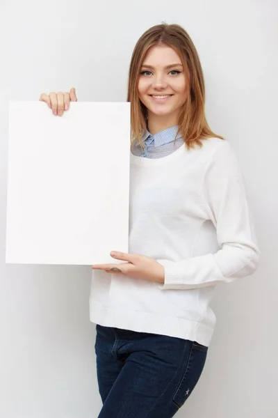 Ung kvinna Visa tomt kort eller papper leende — Stockfoto
