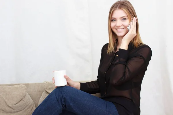Porträt einer jungen Frau, die telefoniert und Kaffee trinkt — Stockfoto