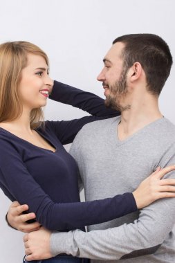 Casual sevgi dolu çift poz