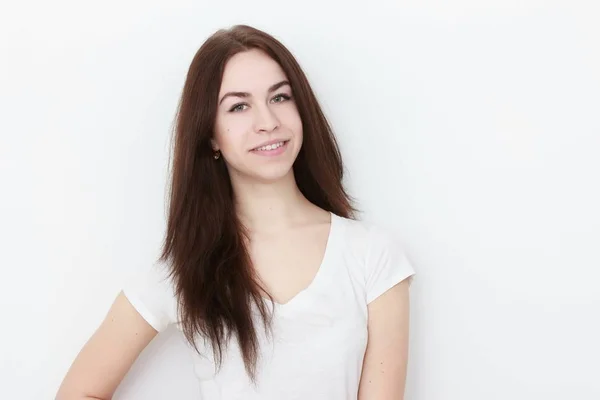 Jeune femme décontractée En chemisier rose isolé sur fond blanc portrait studio — Photo