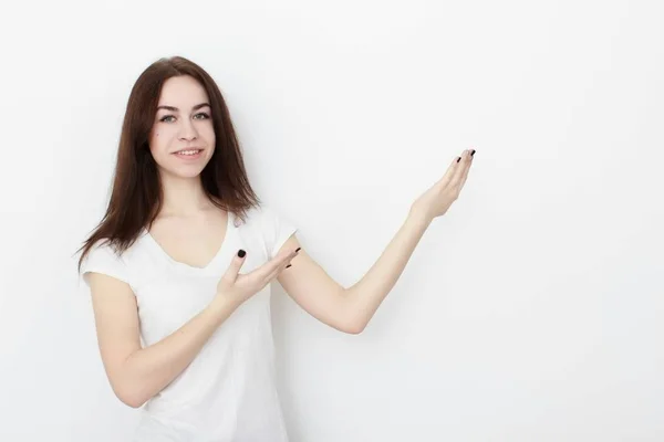 Jeune femme décontractée En chemisier rose isolé sur fond blanc portrait studio — Photo