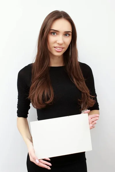 Estudiante con tarjeta blanca aislada sobre fondo blanco. Chica modelo poses . — Foto de Stock