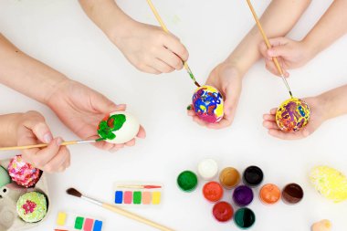 Mutlu Paskalya, anne ve kızları eller Paskalya yumurta boyama