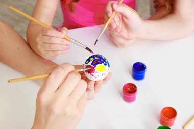 Mutlu Paskalya A anne ve kızı Paskalya yumurta boyama. Mutlu aile Paskalya için hazırlanıyor.