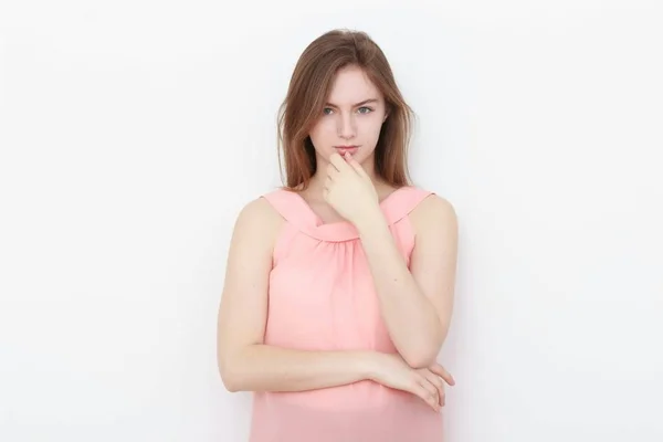 Mujer casual joven en blusa rosa aislada sobre retrato de estudio de fondo blanco — Foto de Stock