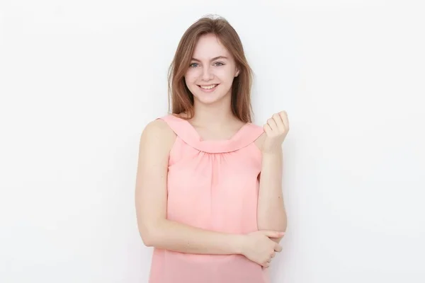 Молодая случайная женщина в розовой блузке на белом фоне студийный портрет — стоковое фото
