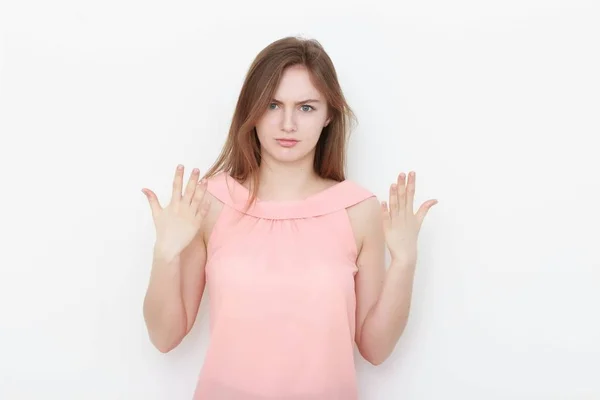 Mujer casual joven en blusa rosa aislada sobre retrato de estudio de fondo blanco — Foto de Stock