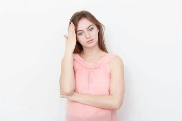 Jovem mulher casual Em blusa rosa isolado sobre fundo branco estúdio retrato — Fotografia de Stock